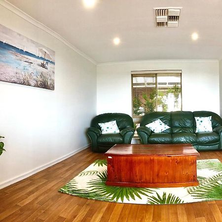 Beach House Opposite Ocean 4 Bed 2 Bathroom With Pool Джералдтон Екстериор снимка