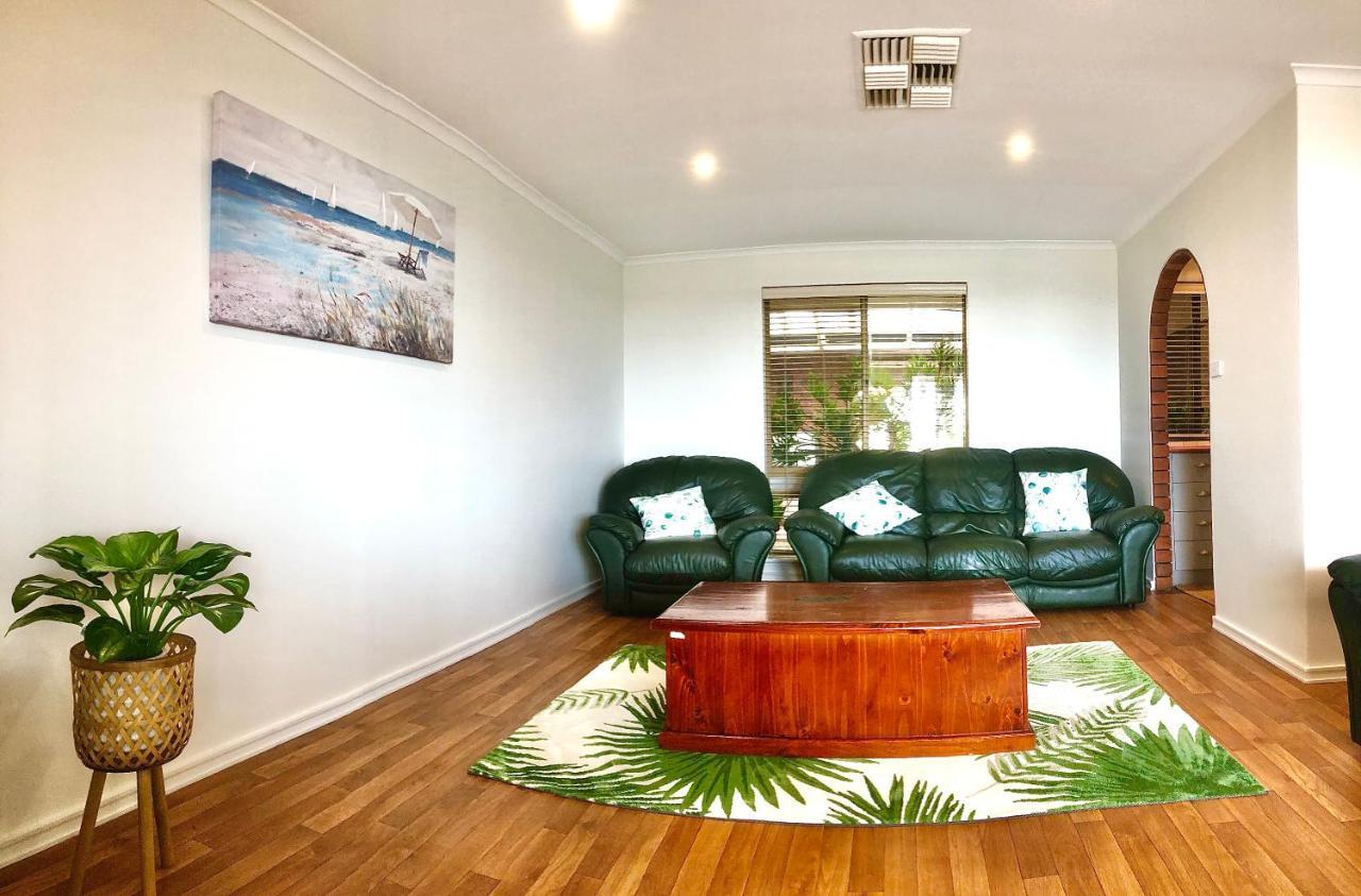 Beach House Opposite Ocean 4 Bed 2 Bathroom With Pool Джералдтон Екстериор снимка