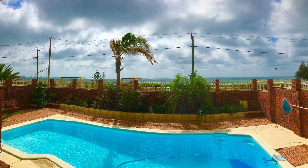 Beach House Opposite Ocean 4 Bed 2 Bathroom With Pool Джералдтон Екстериор снимка