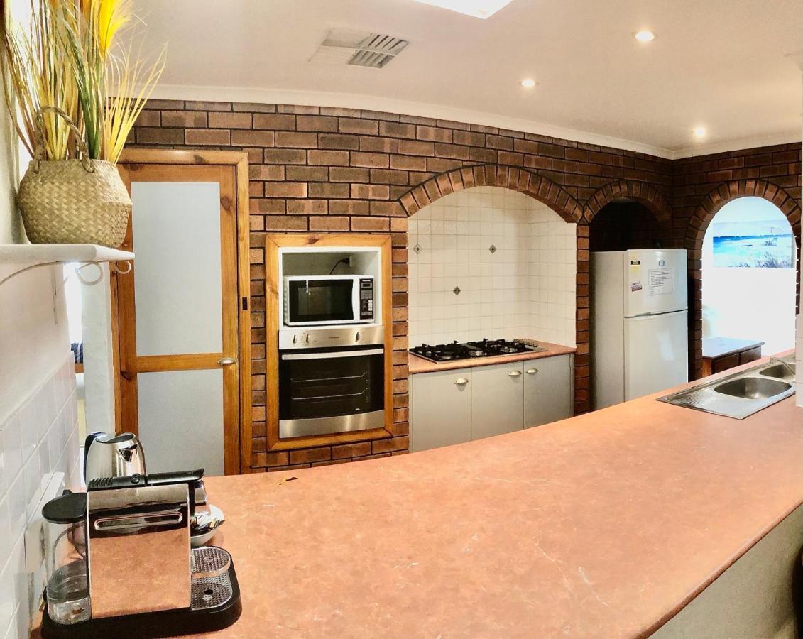 Beach House Opposite Ocean 4 Bed 2 Bathroom With Pool Джералдтон Екстериор снимка
