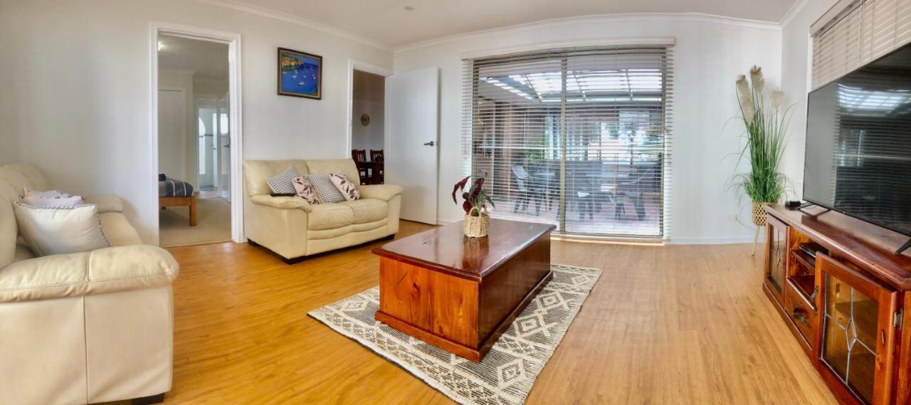 Beach House Opposite Ocean 4 Bed 2 Bathroom With Pool Джералдтон Екстериор снимка