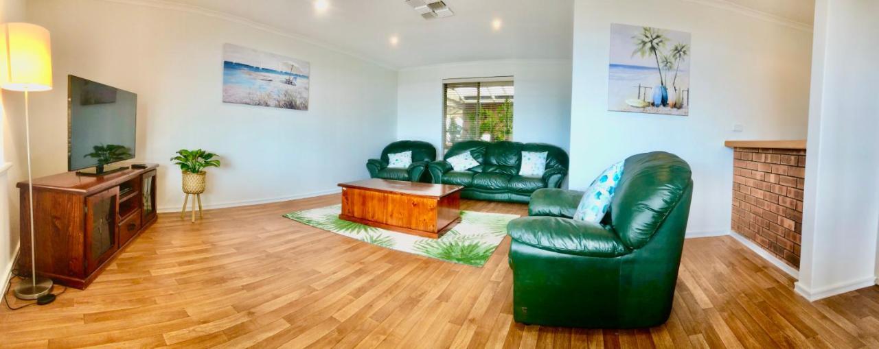 Beach House Opposite Ocean 4 Bed 2 Bathroom With Pool Джералдтон Екстериор снимка