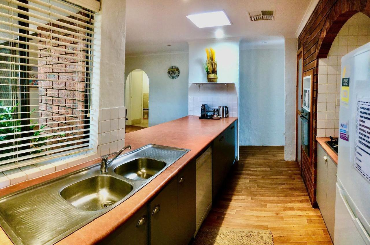 Beach House Opposite Ocean 4 Bed 2 Bathroom With Pool Джералдтон Екстериор снимка