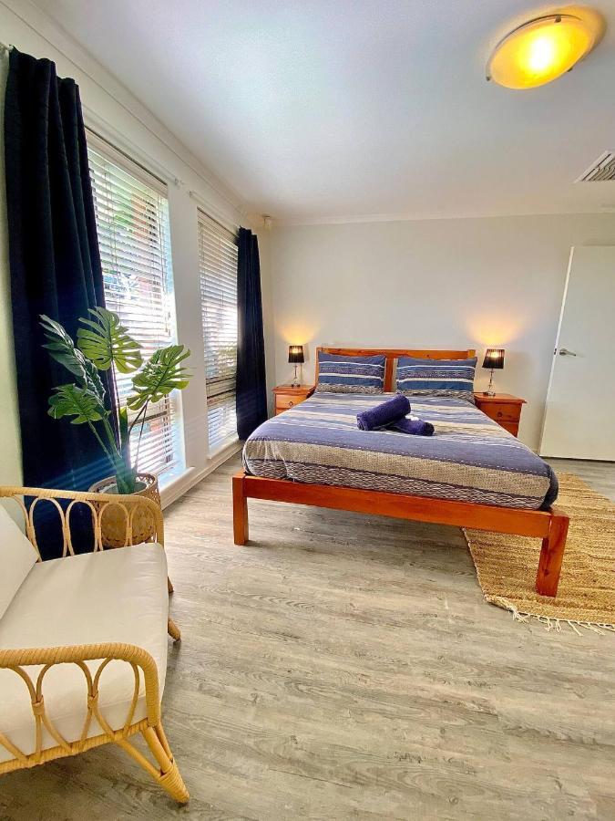 Beach House Opposite Ocean 4 Bed 2 Bathroom With Pool Джералдтон Екстериор снимка
