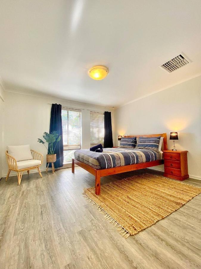 Beach House Opposite Ocean 4 Bed 2 Bathroom With Pool Джералдтон Екстериор снимка